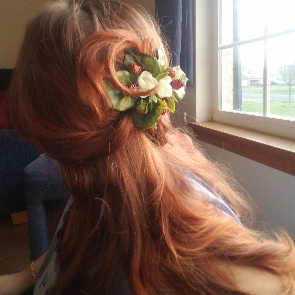 Raspberry & Ranunculus Hair Accessory - Picture 1 of 11